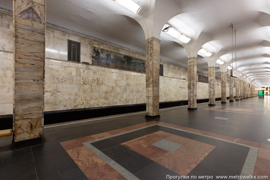 Станция Автозаводская (Замоскворецкая линия, Москва). Вид по диагонали.