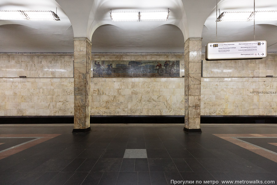 Станция Автозаводская (Замоскворецкая линия, Москва). Поперечный вид, проходы между колоннами из центрального зала на платформу.