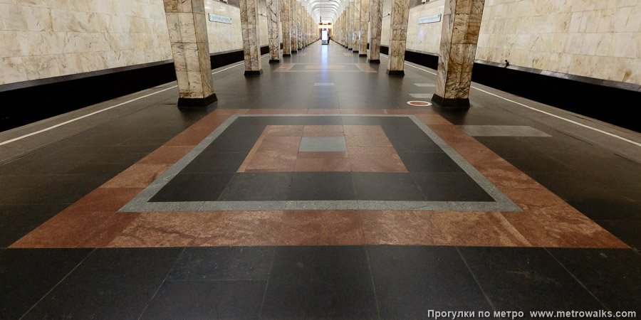 Станция Автозаводская (Замоскворецкая линия, Москва). Взгляд вниз. Пол выложен чёрным лабрадоритом с концентрическими квадратами из красного и серого гранита.
