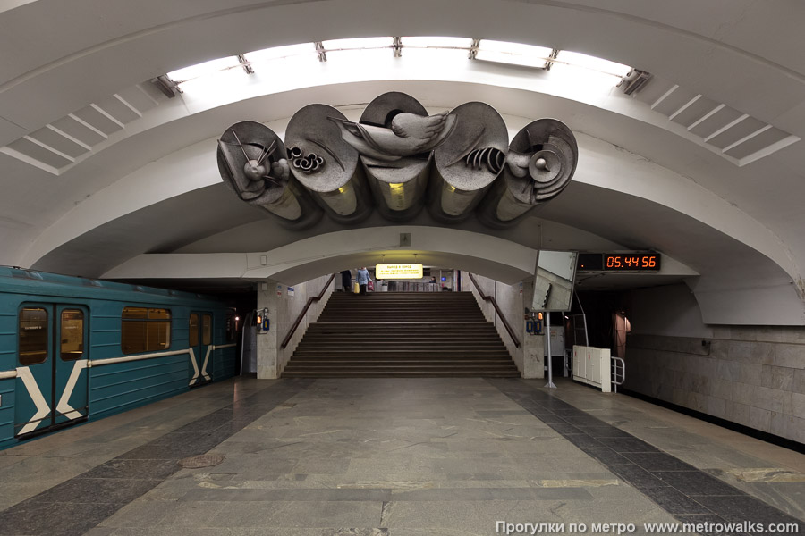 Станция Бабушкинская (Калужско-Рижская линия, Москва). Выход в город осуществляется по лестнице.