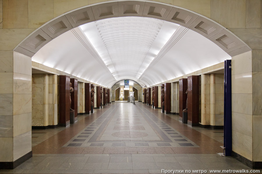 Станция Бауманская (Арбатско-Покровская линия, Москва). Центральный зал станции, вид вдоль от глухого торца в сторону выхода.