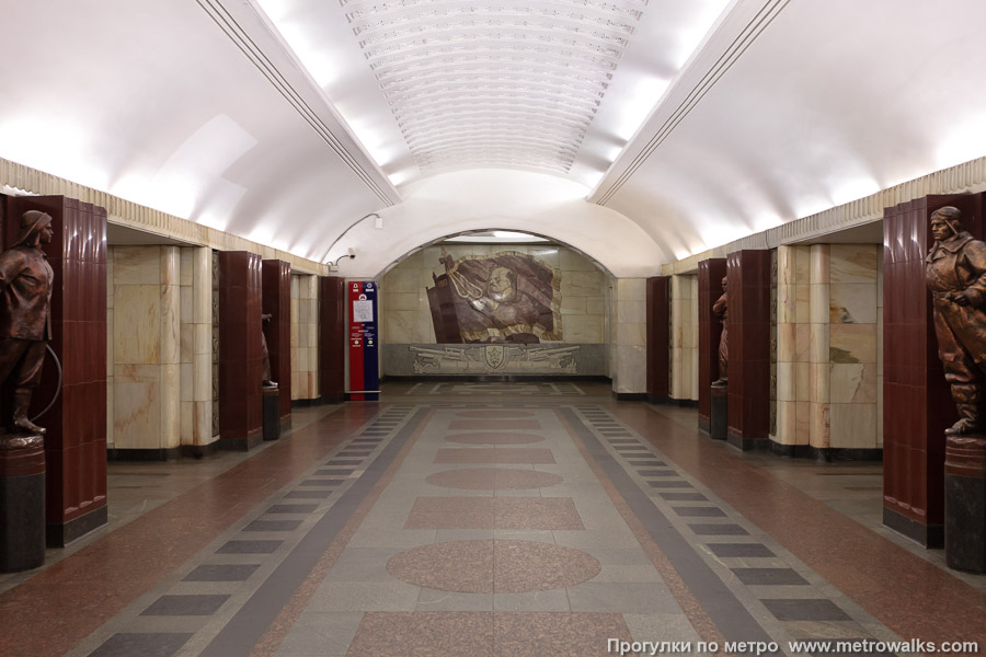 Станция Бауманская (Арбатско-Покровская линия, Москва). Противоположная от входа часть станции.