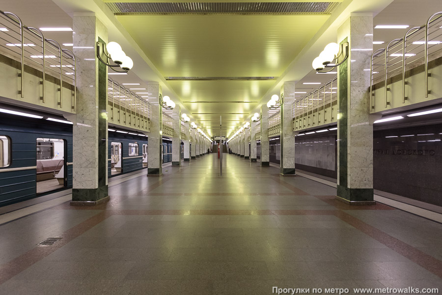 Станция Бульвар Дмитрия Донского (Серпуховско-Тимирязевская линия, Москва). Продольный вид центрального зала.