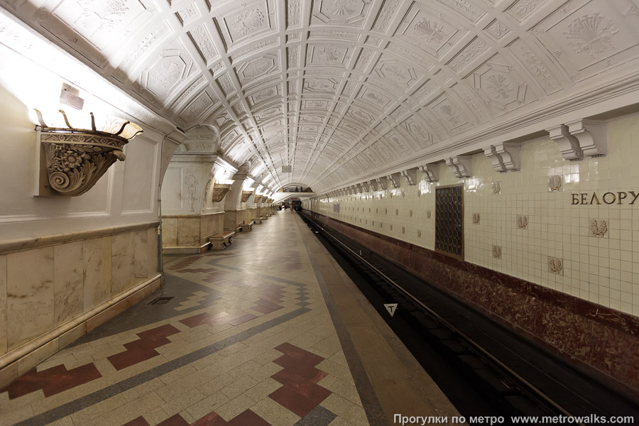 Станция Белорусская (Кольцевая линия, Москва). Боковой зал станции и посадочная платформа, общий вид.