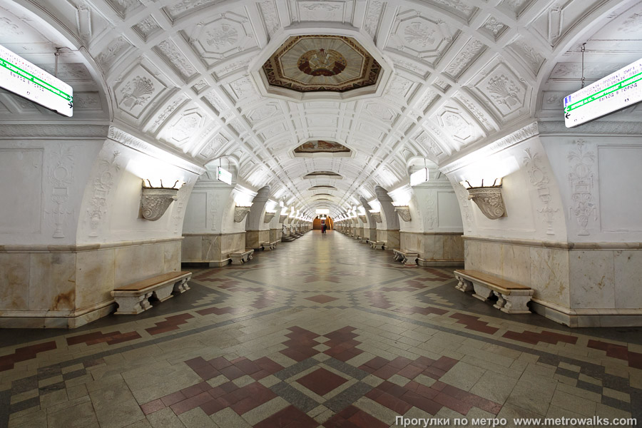 Станция Белорусская (Кольцевая линия, Москва). Продольный вид центрального зала.