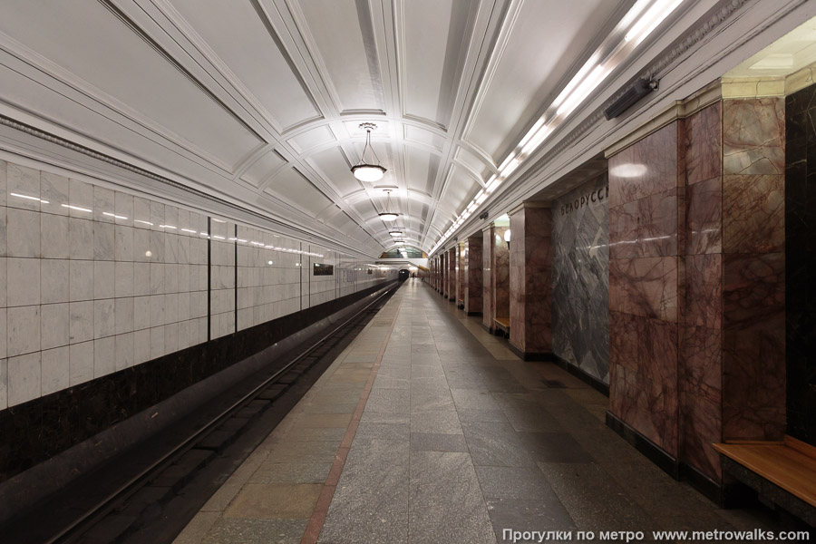 Станция Белорусская (Замоскворецкая линия, Москва). Боковой зал станции и посадочная платформа, общий вид.