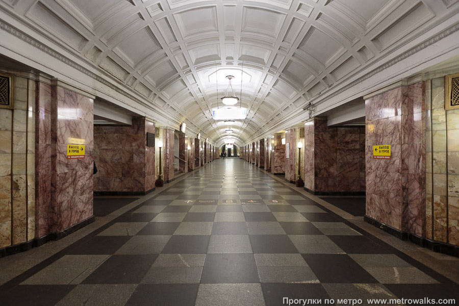 Станция Белорусская (Замоскворецкая линия, Москва). Продольный вид центрального зала.