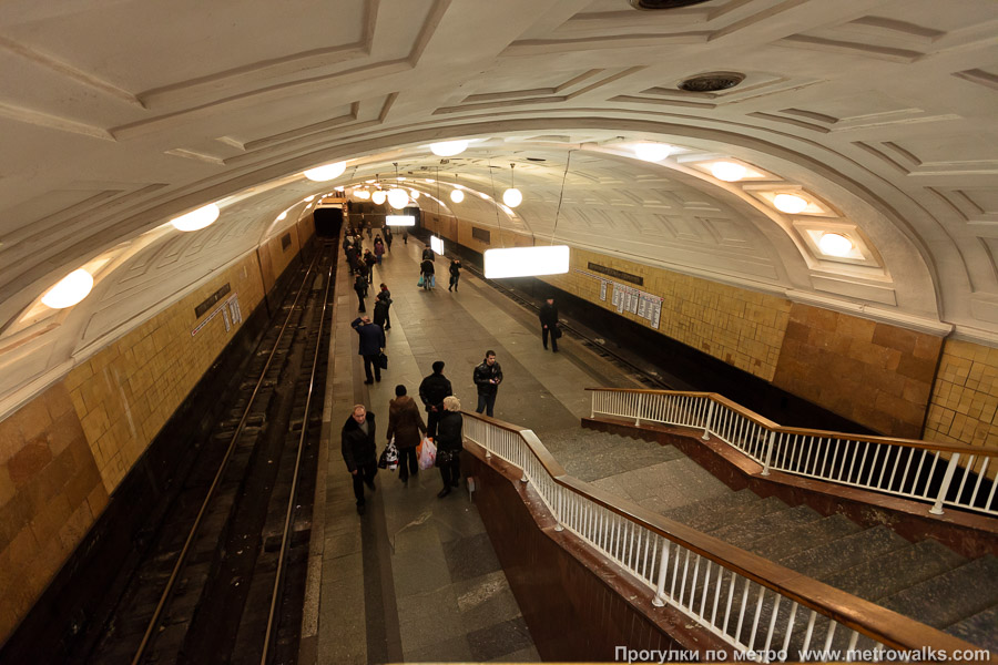 Станция Библиотека имени Ленина (Сокольническая линия, Москва). Спуск на станцию по лестнице.