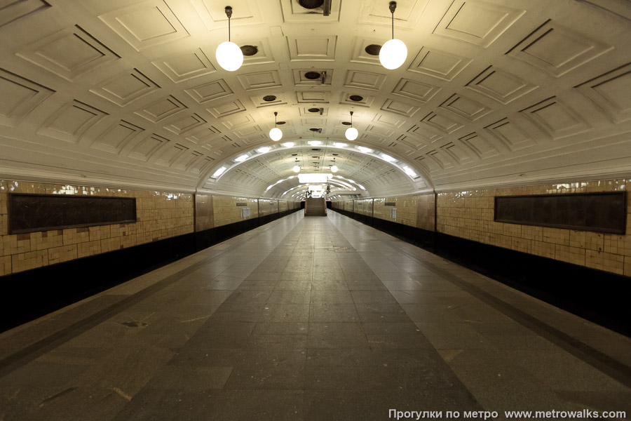 Станция Библиотека имени Ленина (Сокольническая линия, Москва). Продольный вид по оси станции.