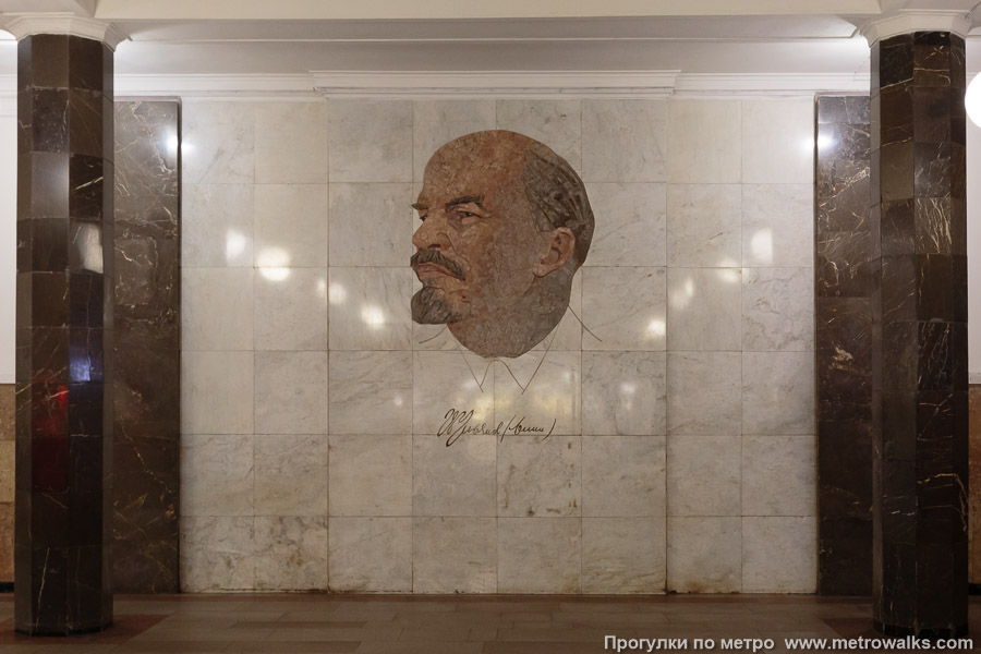 Станция Библиотека имени Ленина (Сокольническая линия, Москва). Декоративное оформление прохода к выходу. Портрет В. И. Ленина в восточном аванзале (художник — Г. И. Опрышко).