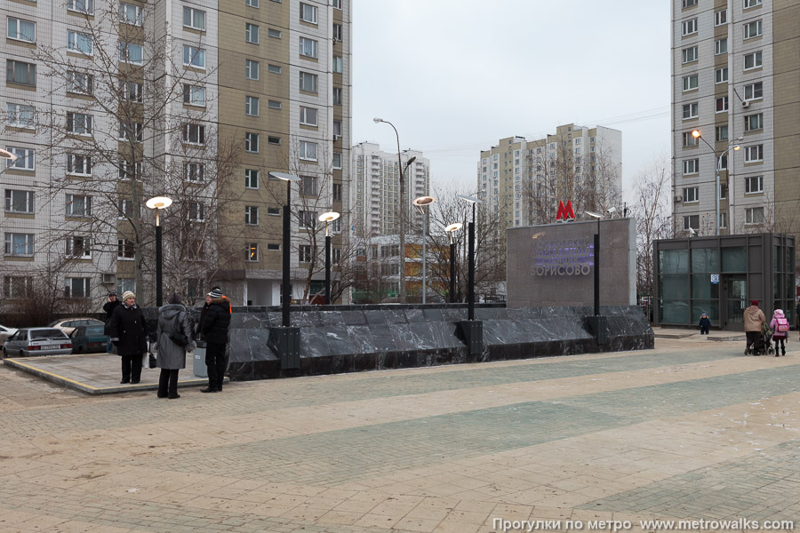 Станция Борисово (Люблинско-Дмитровская линия, Москва). Некоторые входы расположены прямо рядом с жилыми домами.