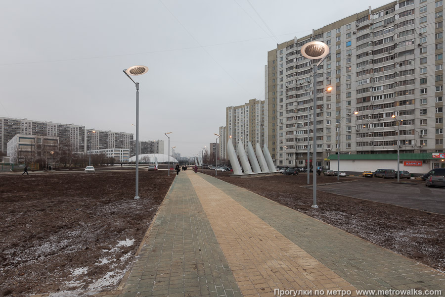 Станция Борисово (Люблинско-Дмитровская линия, Москва). Общий вид окрестностей станции. Вид от южного выхода к северному.