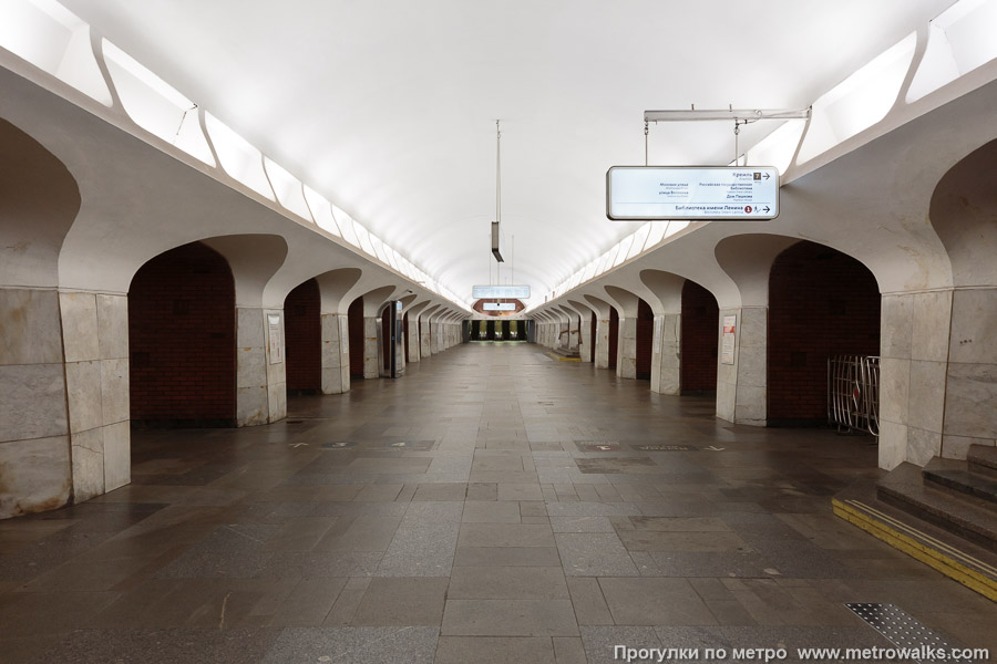 Станция Боровицкая (Серпуховско-Тимирязевская линия, Москва). Продольный вид центрального зала. Вид с юга на север: от входа в сторону перехода на Арбатскую.
