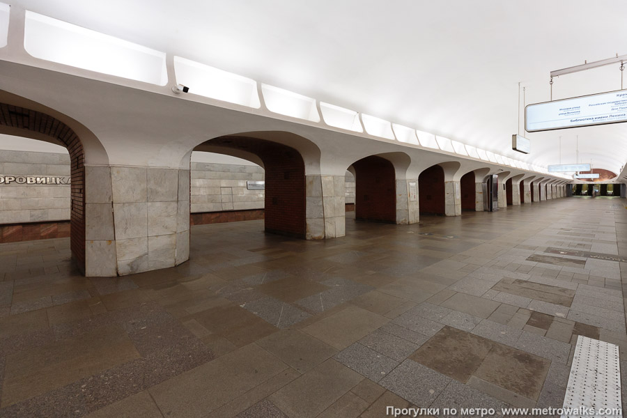 Станция Боровицкая (Серпуховско-Тимирязевская линия, Москва). Вид по диагонали.