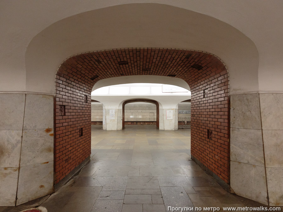 Станция Боровицкая (Серпуховско-Тимирязевская линия, Москва). Сквозной вид с края платформы через два прохода между пилонами.