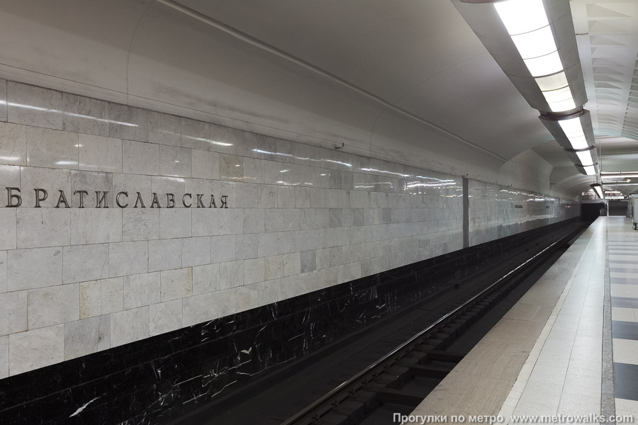 Станция Братиславская (Люблинско-Дмитровская линия, Москва). Край платформы, общий вид.