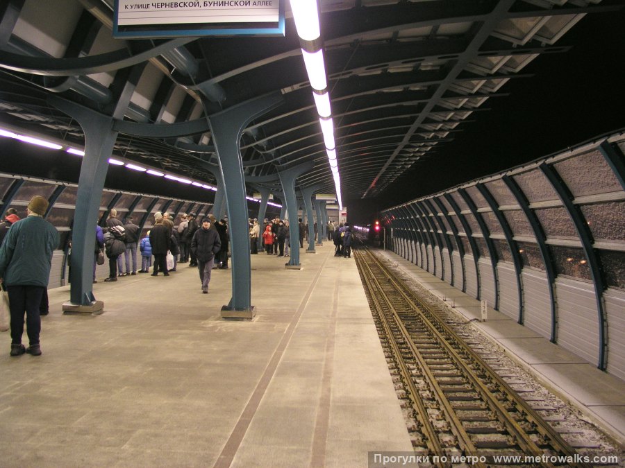 Станция Бунинская аллея (Бутовская линия, Москва). Продольный вид вдоль края платформы. Исторический снимок в день открытия станции.