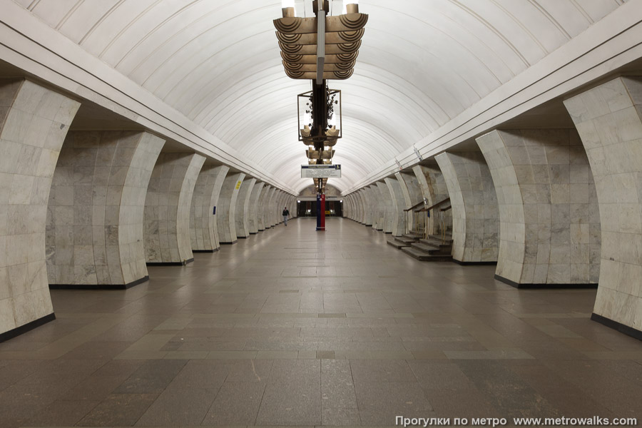 Станция Чеховская (Серпуховско-Тимирязевская линия, Москва). Продольный вид центрального зала.