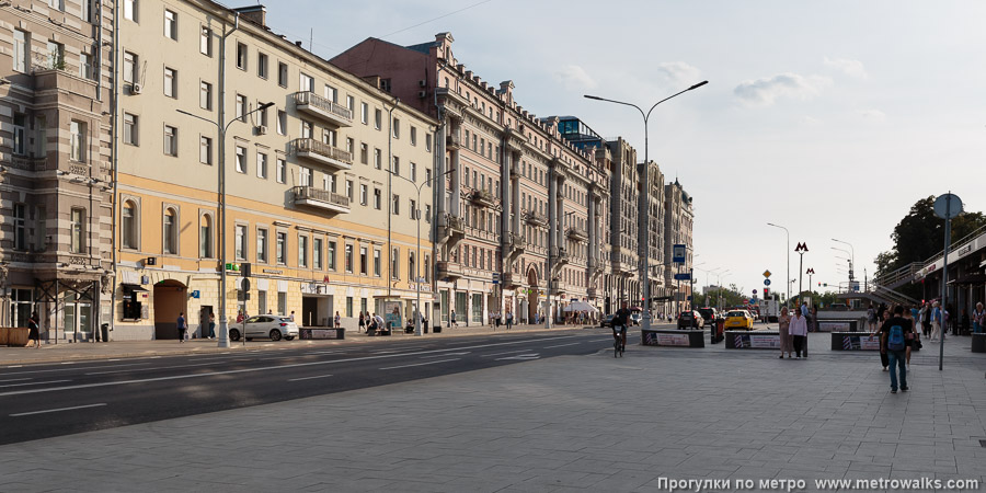 Станция Чеховская (Серпуховско-Тимирязевская линия, Москва). Общий вид окрестностей станции. Страстной бульвар; на заднем плане справа — Пушкинская площадь.