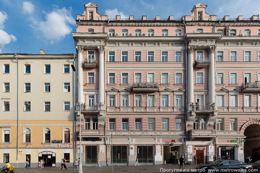 Станция Чеховская (Серпуховско-Тимирязевская линия, Москва). Вход на станцию через подземный переход, спуск в который встроен в здание.