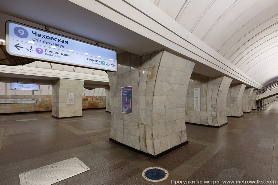 Станция Чеховская (Серпуховско-Тимирязевская линия, Москва). Вид на пилоны со стороны края платформы. Обратите внимание на уменьшенные размеры пилонов как в ширину, так и в толщину.