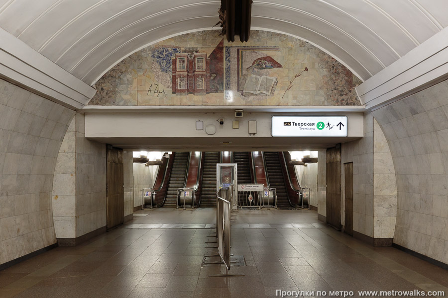 Станция Чеховская (Серпуховско-Тимирязевская линия, Москва). В юго-западном торце, противоположном от выхода — переход на станцию Тверскую Замоскворецкой линии.