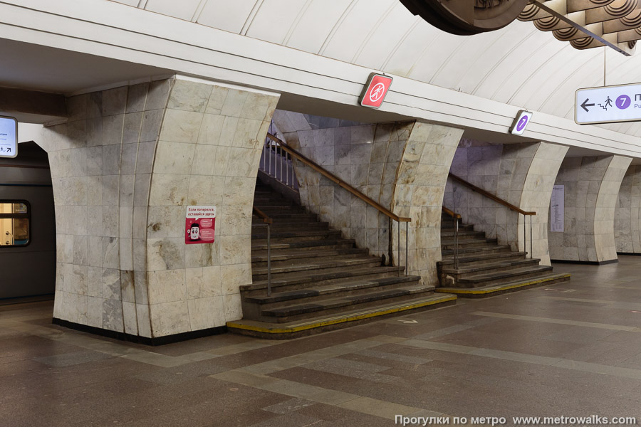 Станция Чеховская (Серпуховско-Тимирязевская линия, Москва). В центре зала — переход на станцию Пушкинскую Таганско-Краснопресненской линии.