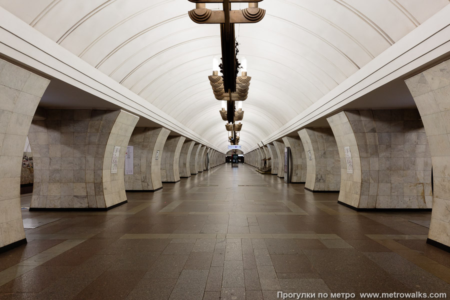 Станция Чеховская (Серпуховско-Тимирязевская линия, Москва). Продольный вид центрального зала.