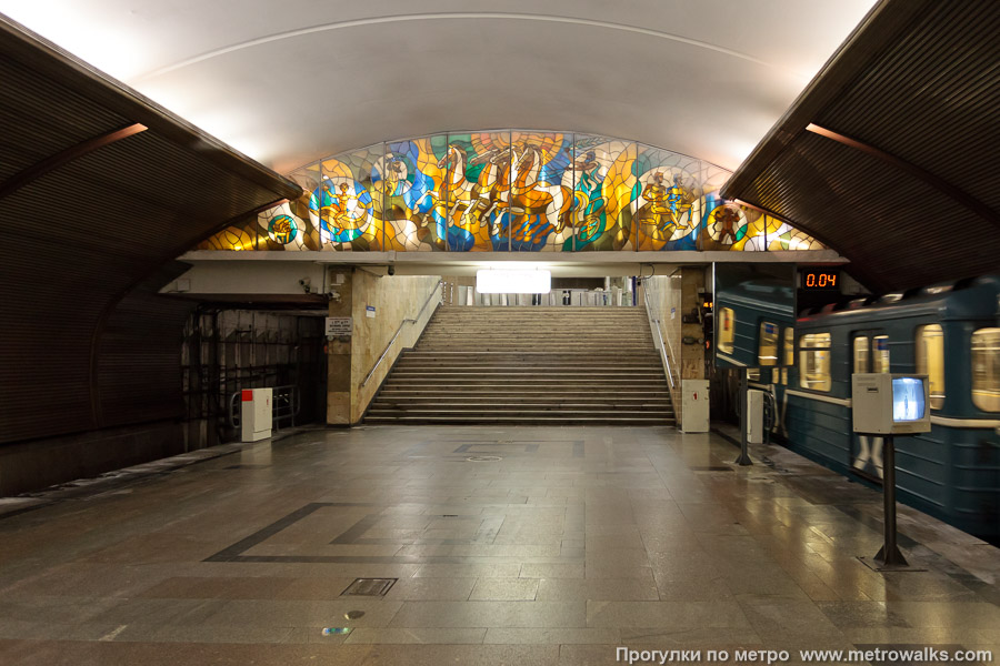 Станция Черкизовская (Сокольническая линия, Москва). Выход в город осуществляется по лестнице. Автор витражей — художник А. Н. Кузнецов.