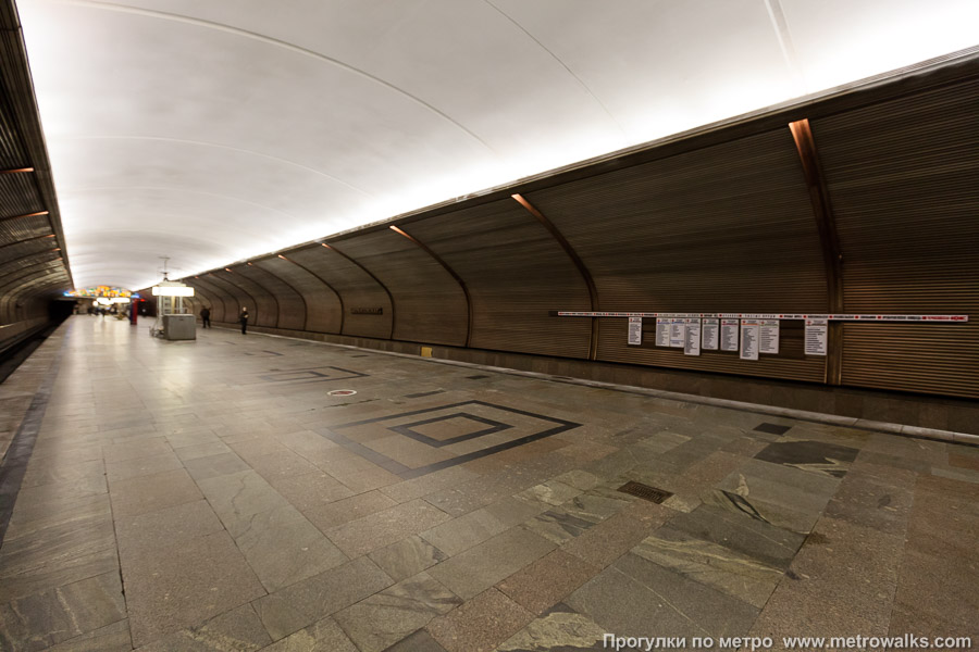 Станция Черкизовская (Сокольническая линия, Москва). Вид по диагонали.