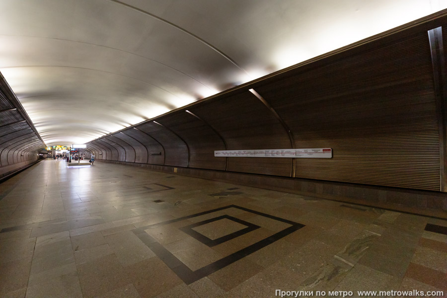 Станция Черкизовская (Сокольническая линия, Москва). Вид по диагонали.