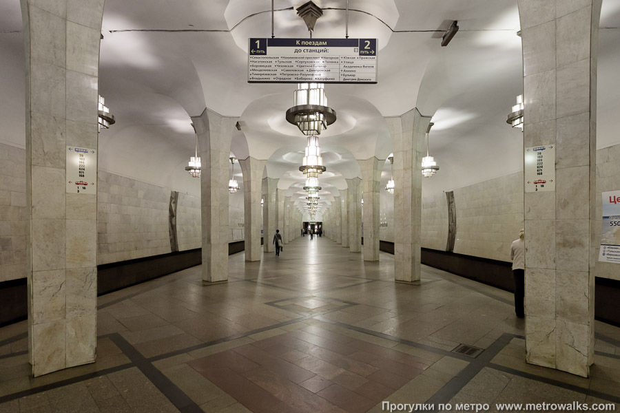 Станция Чертановская (Серпуховско-Тимирязевская линия, Москва). Продольный вид центрального зала.
