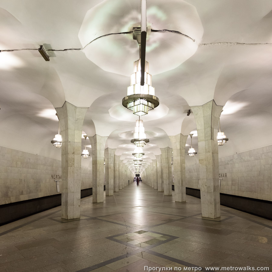 Станция Чертановская (Серпуховско-Тимирязевская линия, Москва). Продольный вид центрального зала.