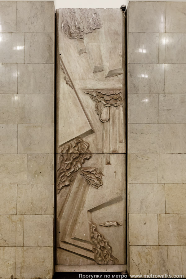 Станция Чертановская (Серпуховско-Тимирязевская линия, Москва). Декоративная технологическая дверь в стене. № 6