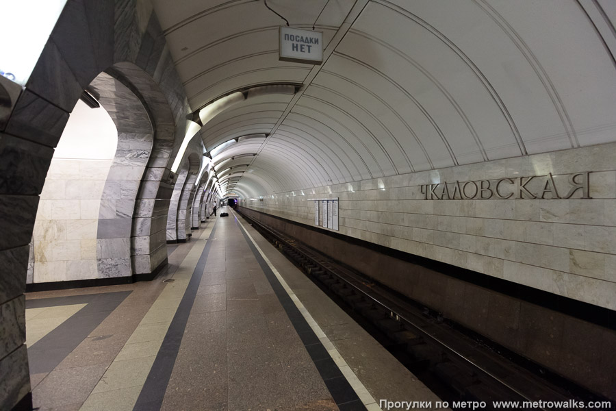 Станция Чкаловская (Люблинско-Дмитровская линия, Москва). Боковой зал станции и посадочная платформа, общий вид.