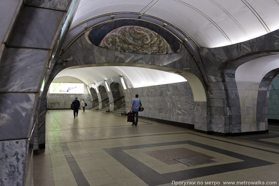 Станция Чкаловская (Люблинско-Дмитровская линия, Москва). В противоположном от выхода южном торце станции — переход на станцию Курскую Арбатско-Покровской линии.