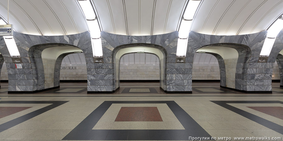 Станция Чкаловская (Люблинско-Дмитровская линия, Москва). Поперечный вид, проходы между пилонами из центрального зала на платформу.