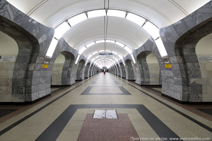 Станция Чкаловская (Люблинско-Дмитровская линия, Москва). Продольный вид центрального зала.