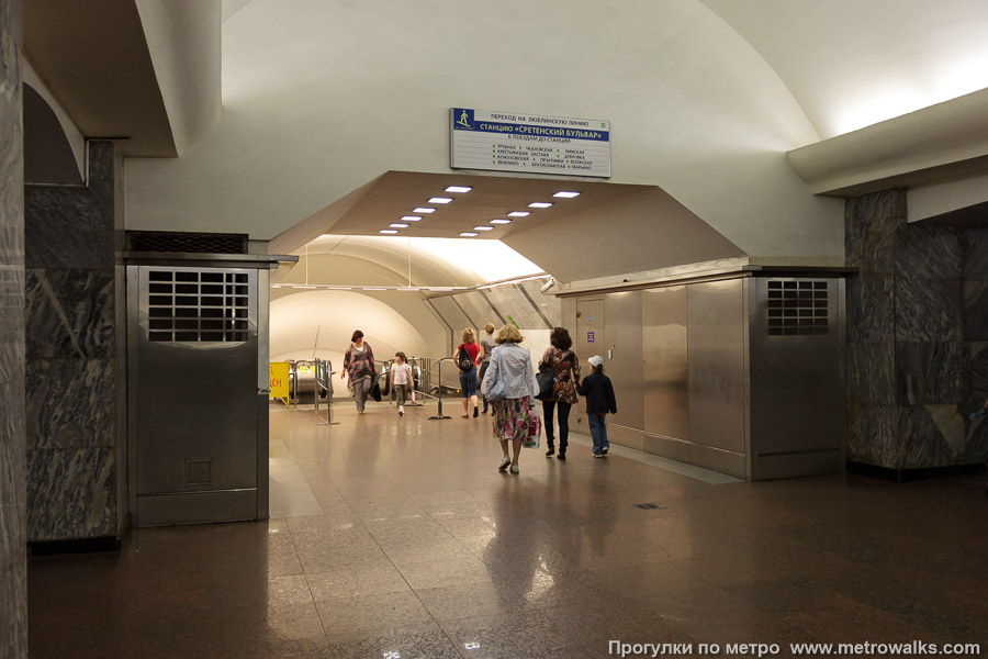 Станция Чистые пруды (Сокольническая линия, Москва). В северо-восточном торце — переход на Люблинско-Дмитровскую линию.