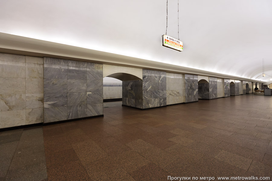 Станция Чистые пруды (Сокольническая линия, Москва). Вид по диагонали.