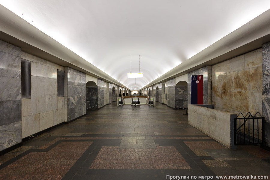 Станция Чистые пруды (Сокольническая линия, Москва). Продольный вид центрального зала.