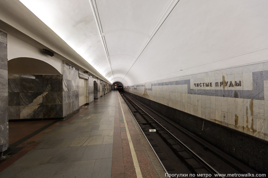 Станция Чистые пруды (Сокольническая линия, Москва). Боковой зал станции и посадочная платформа, общий вид.