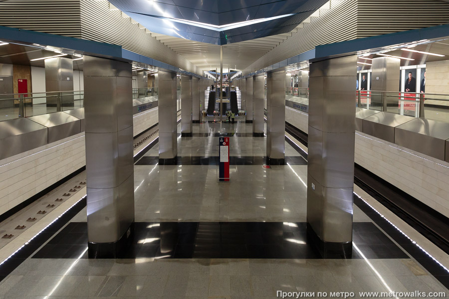 Станция Деловой центр (Солнцевская линия, Москва). Вид станции с балкона.