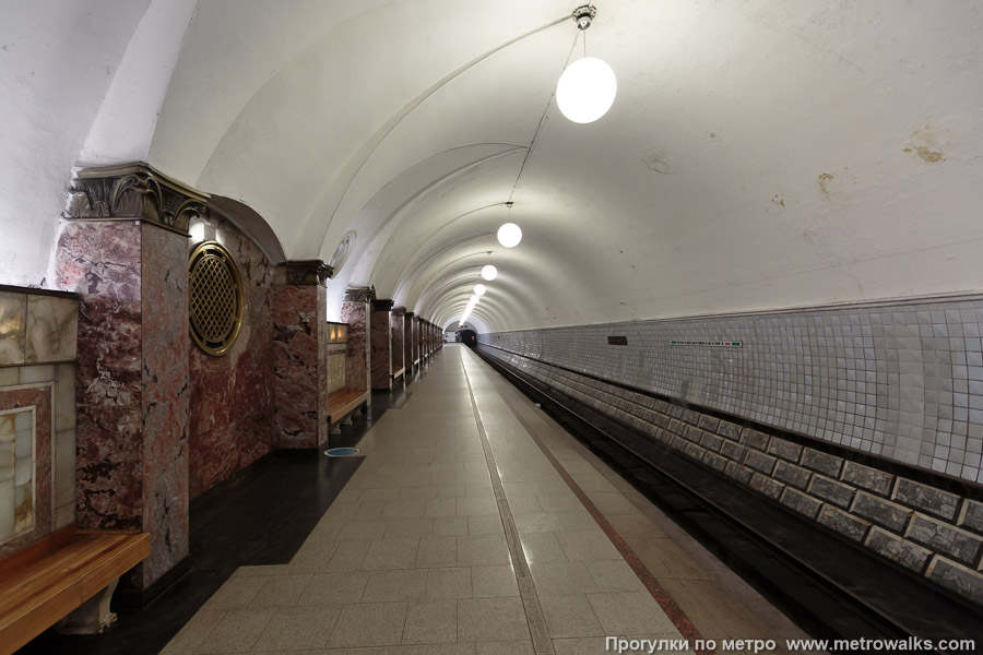 Станция Динамо (Замоскворецкая линия, Москва). Боковой зал станции и посадочная платформа, общий вид.