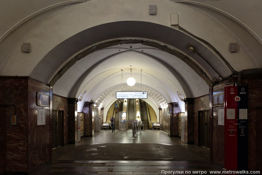 Станция Динамо (Замоскворецкая линия, Москва). Выход в город, эскалаторы начинаются прямо с уровня платформы. Юго-восточный выход (№ 1).