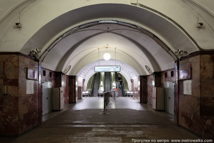 Станция Динамо (Замоскворецкая линия, Москва). Выход в город, эскалаторы начинаются прямо с уровня платформы. Северо-западный выход (№ 2).