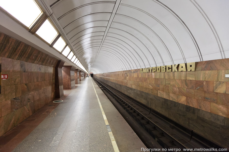 Станция Дмитровская (Серпуховско-Тимирязевская линия, Москва). Боковой зал станции и посадочная платформа, общий вид.