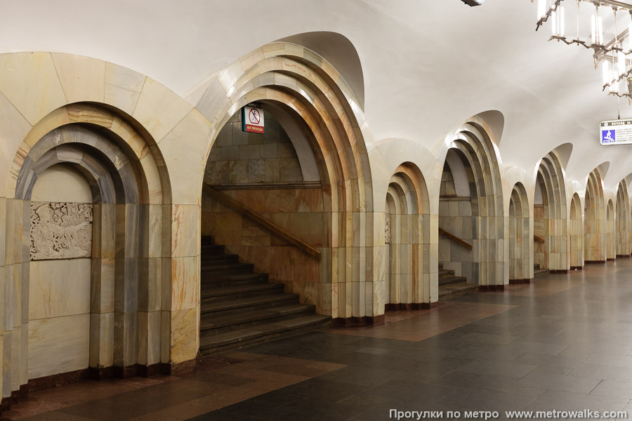 Станция Добрынинская (Кольцевая линия, Москва). В центре зала — переход на станцию Серпуховскую Серпуховско-Тимирязевской линии.
