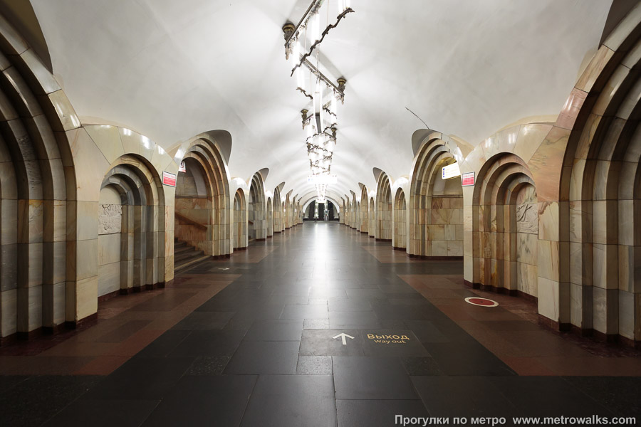 Станция Добрынинская (Кольцевая линия, Москва). Центральный зал станции, вид вдоль от глухого торца в сторону выхода.