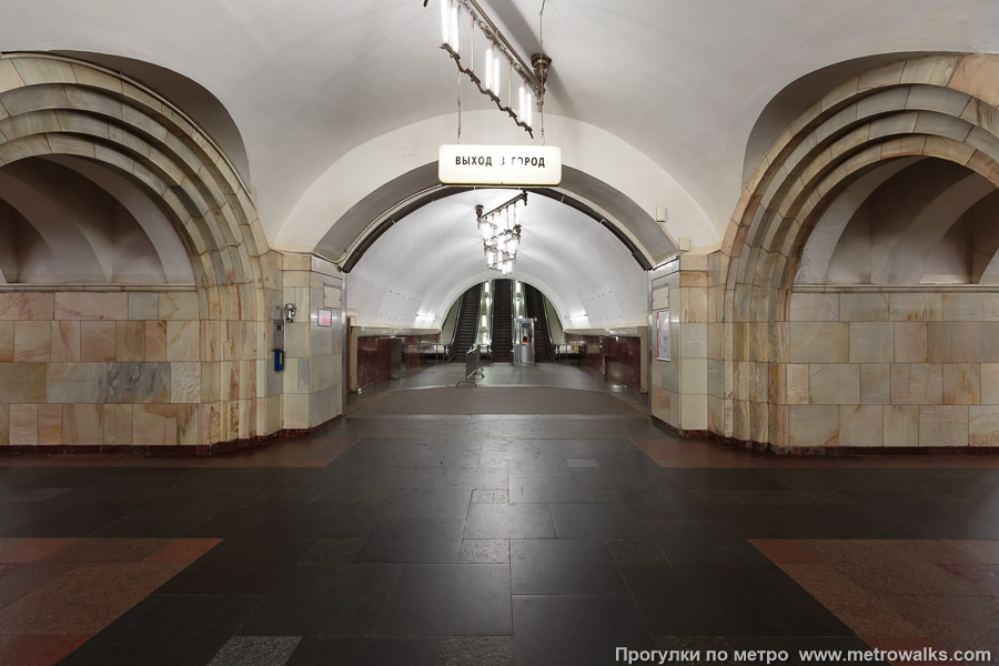 Станция Добрынинская (Кольцевая линия, Москва). Выход в город, эскалаторы начинаются прямо с уровня платформы.